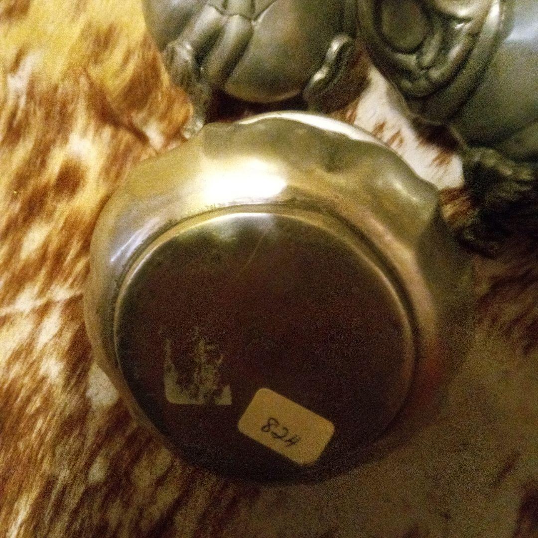 装飾的な金属製ティーポットとクリーマーセット