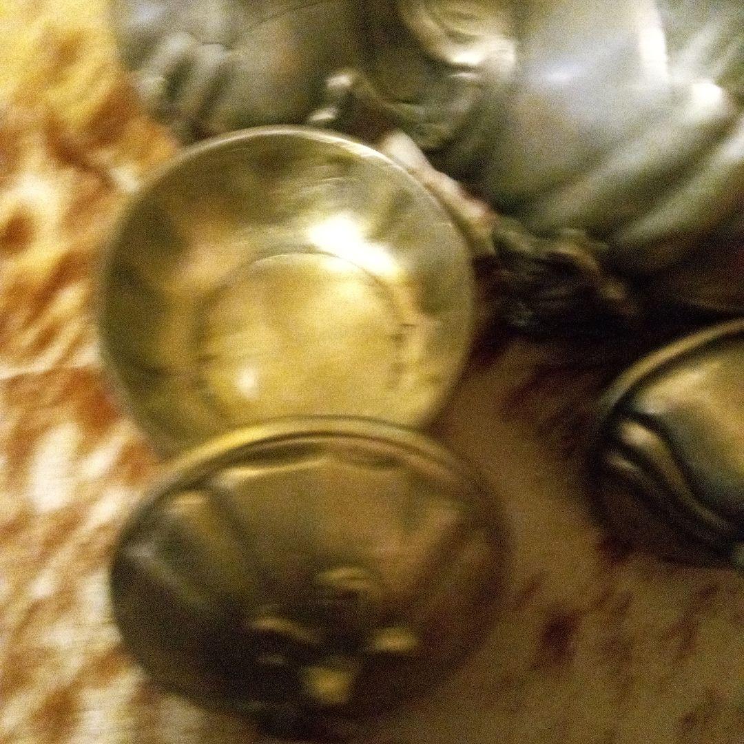 装飾的な金属製ティーポットとクリーマーセット