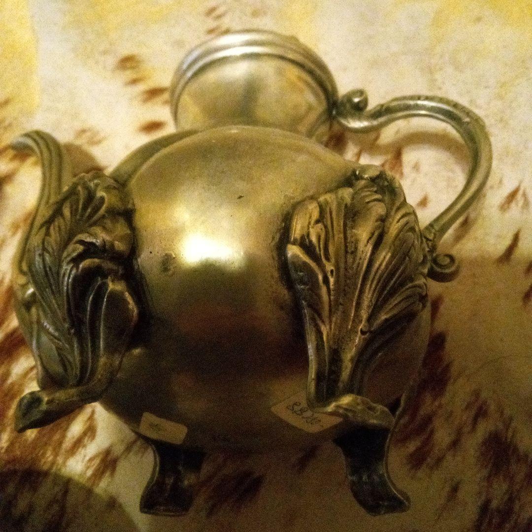 装飾的な金属製ティーポットとクリーマーセット