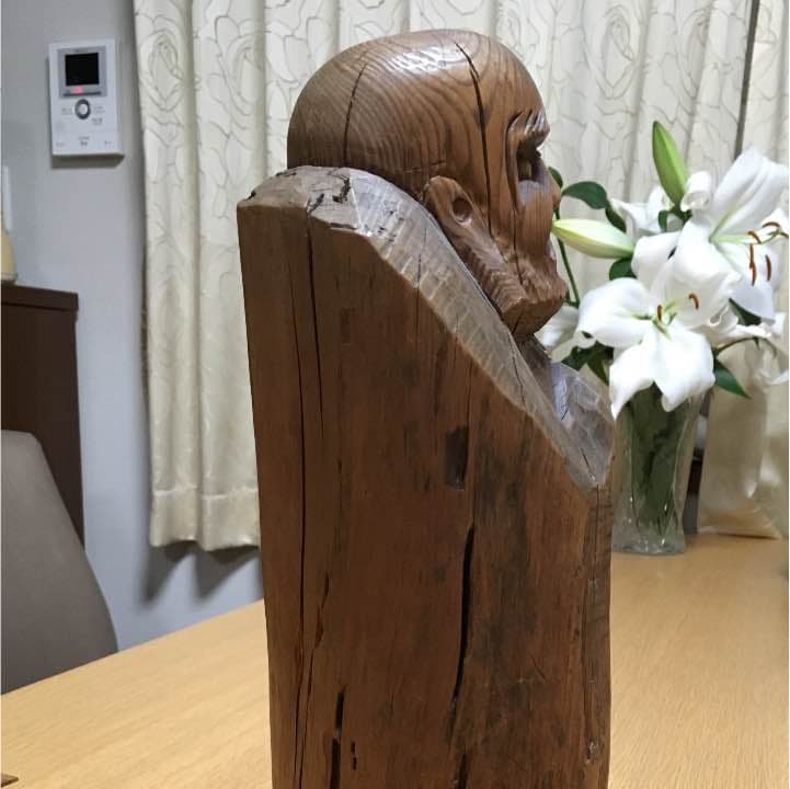 1本の木から彫られた、ダルマ様