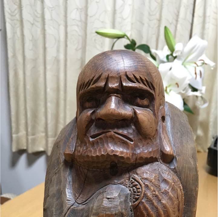 1本の木から彫られた、ダルマ様