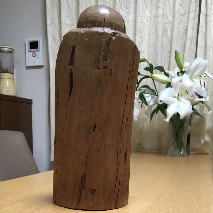 1本の木から彫られた、ダルマ様