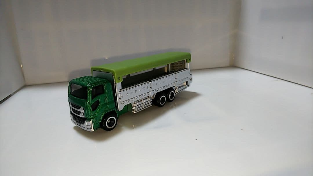 自作改造トミカ いすゞ ギガ 家畜運搬車 ワイドホイール デコトラ