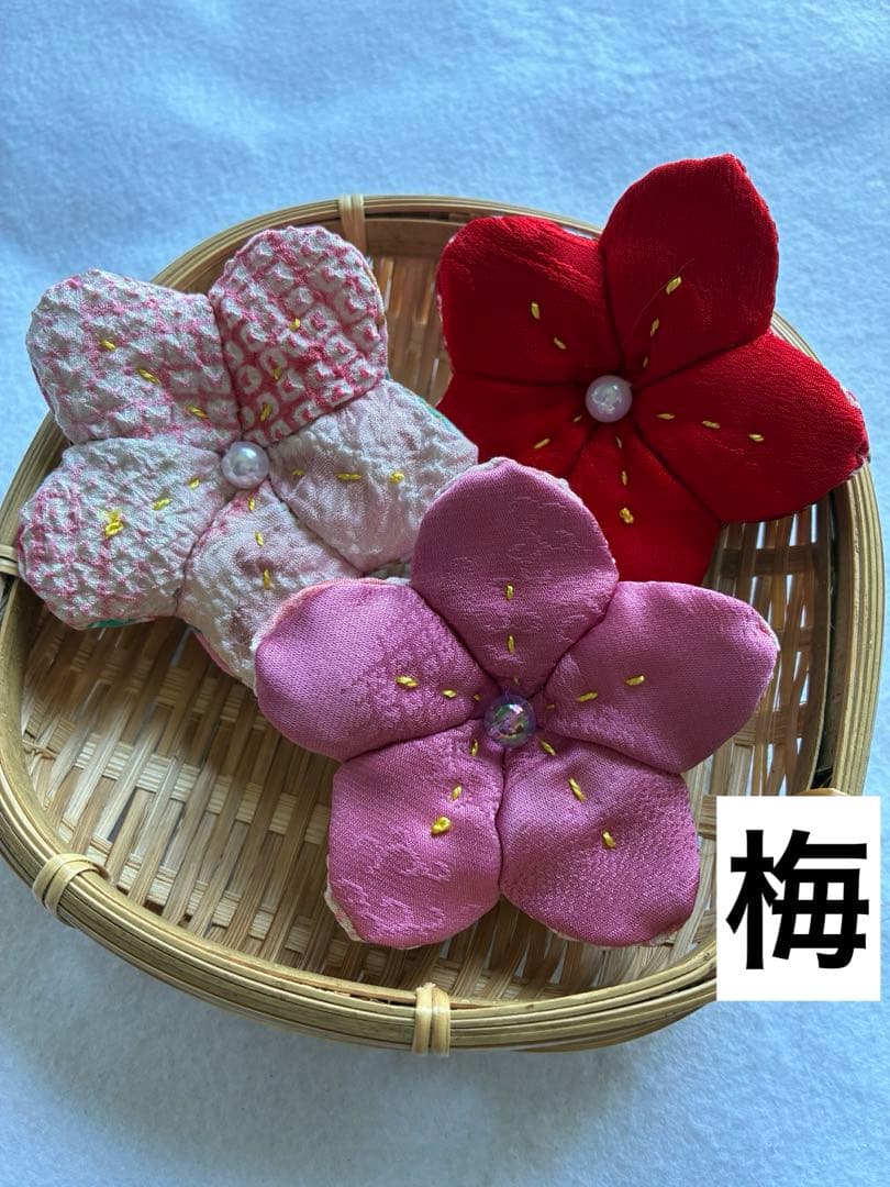 ちりめん細工「梅」3個セット - メルカリ