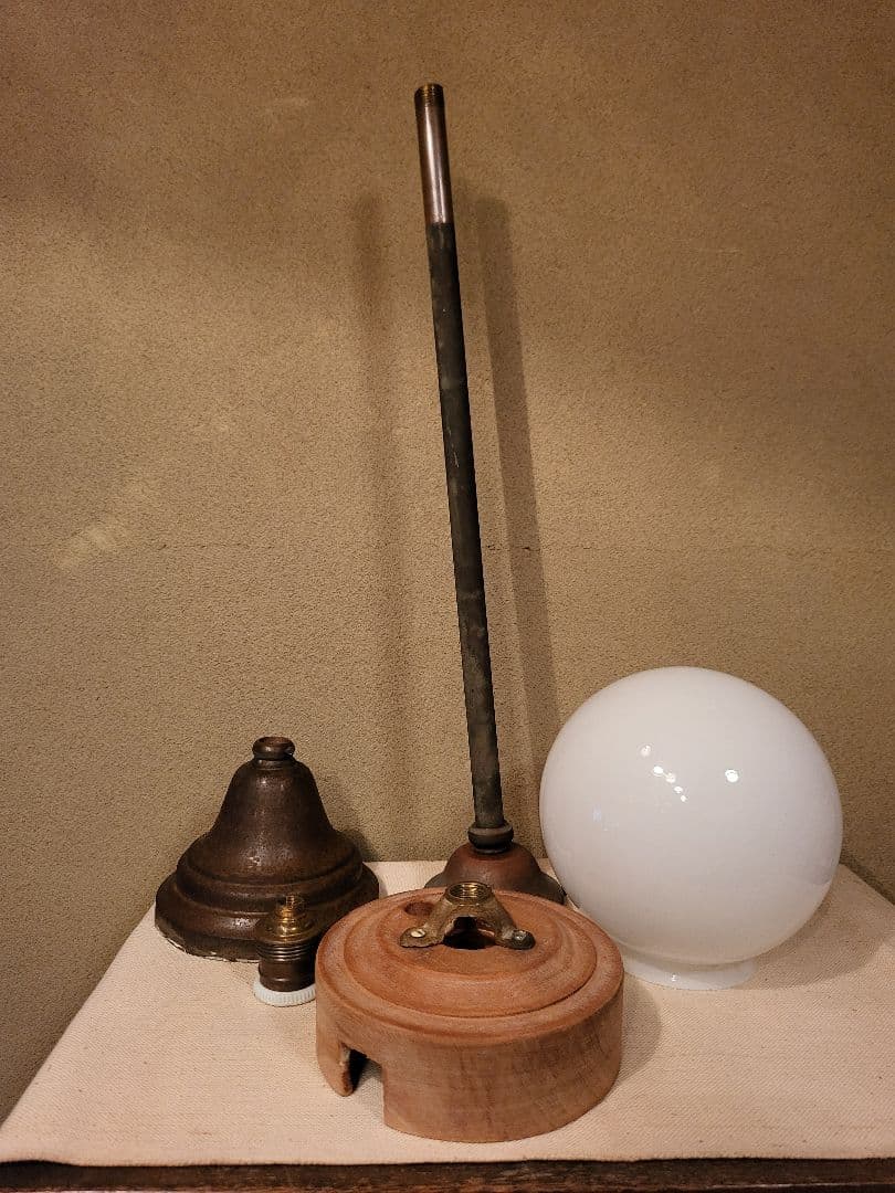 ブラケットライト　乳白色ガラス　電笠 付き