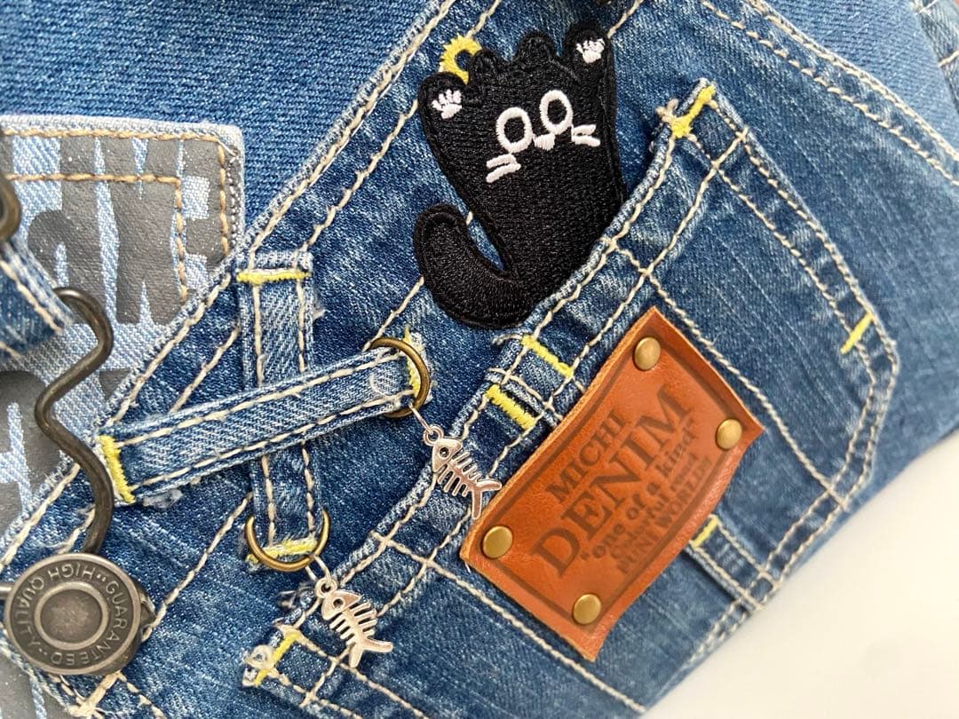 デニムリメイクバッグ　黒猫サロペット