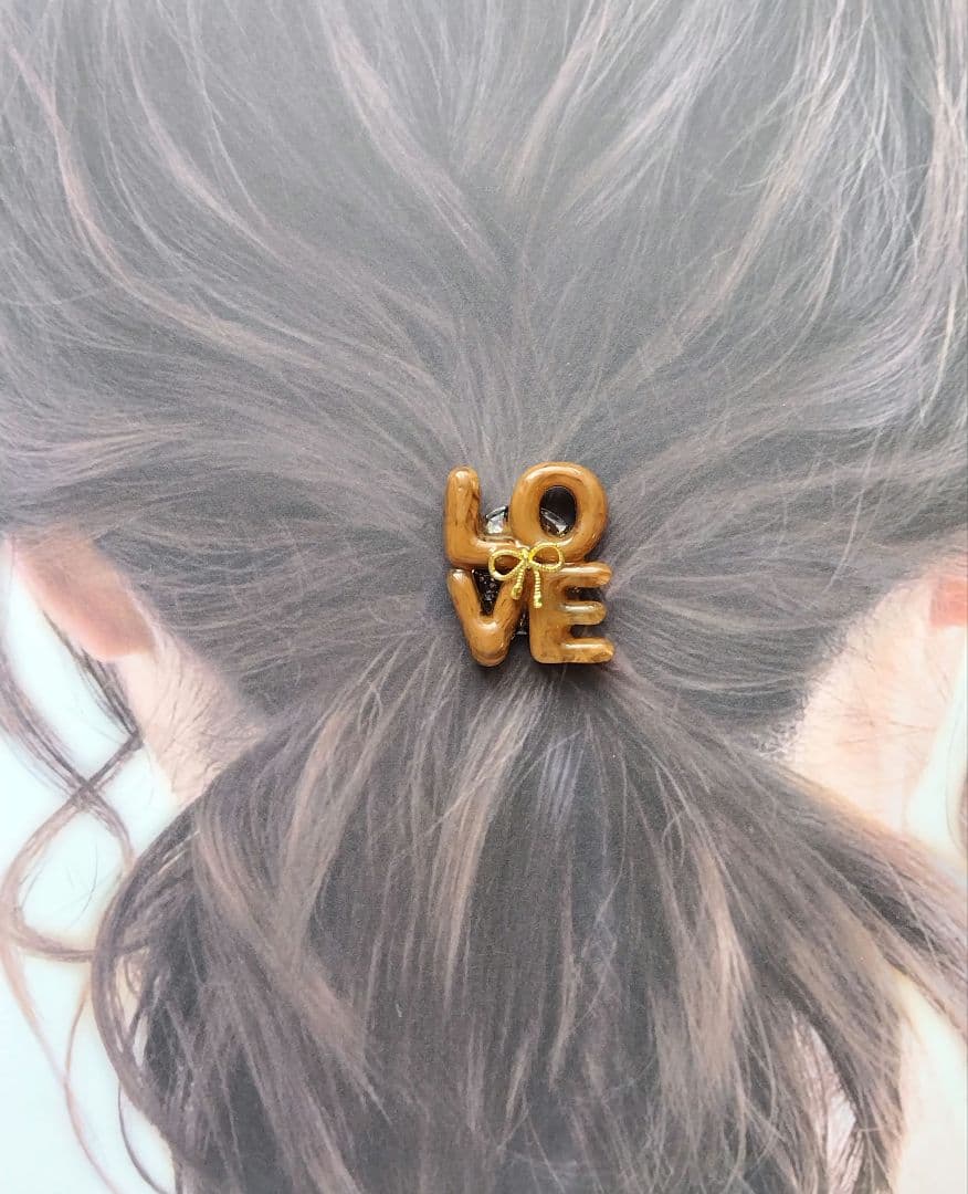 LOVE ライトブラウン レジンヘアゴム