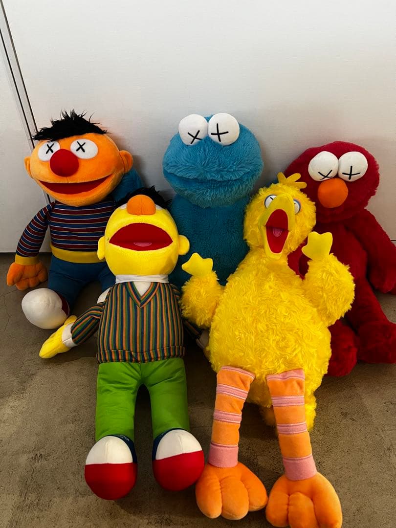 ユニクロ カウズ セサミストリート ぬいぐるみセット bts v - メルカリ