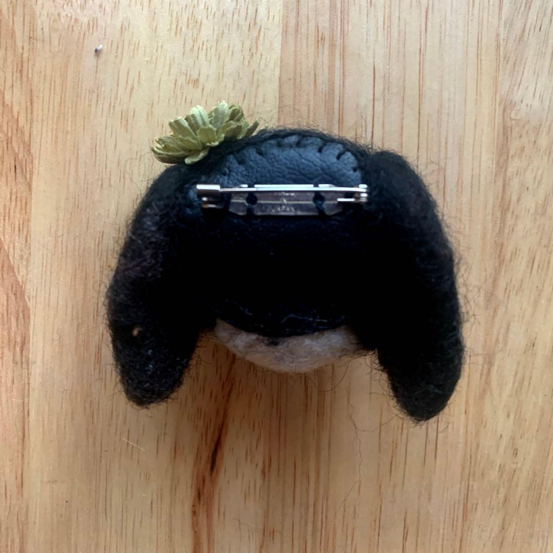 羊毛フェルト　ハンドメイド　ブローチ　犬のキャサリン