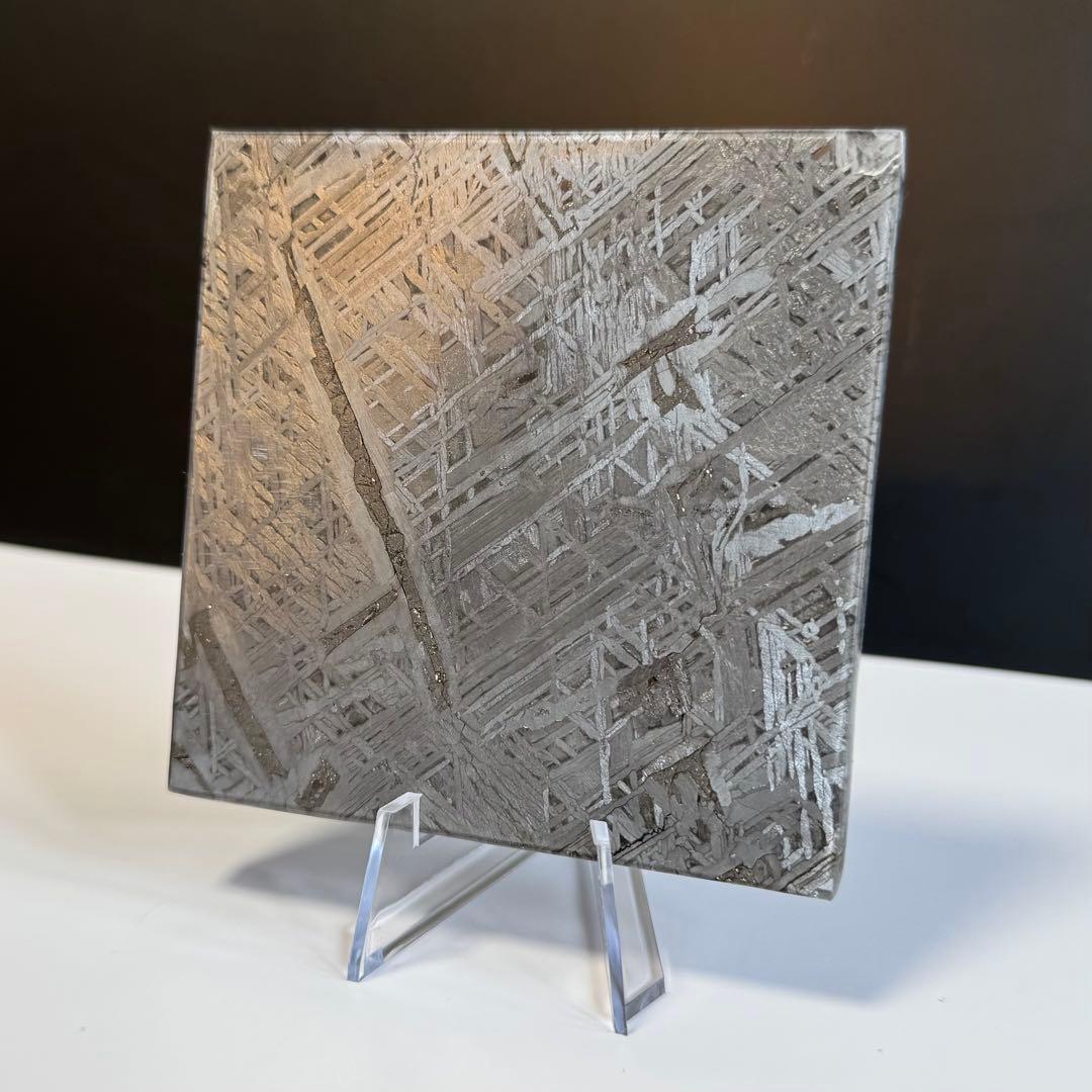 アルタイ隕石　高品質　標本　 396.2g メテオライト　立て付き 宇宙パワー