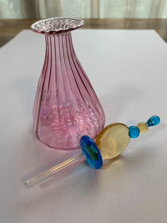 MURANO  ITALYとあります。高さは15㎝弱、幅　奥行は6㎝弱です。