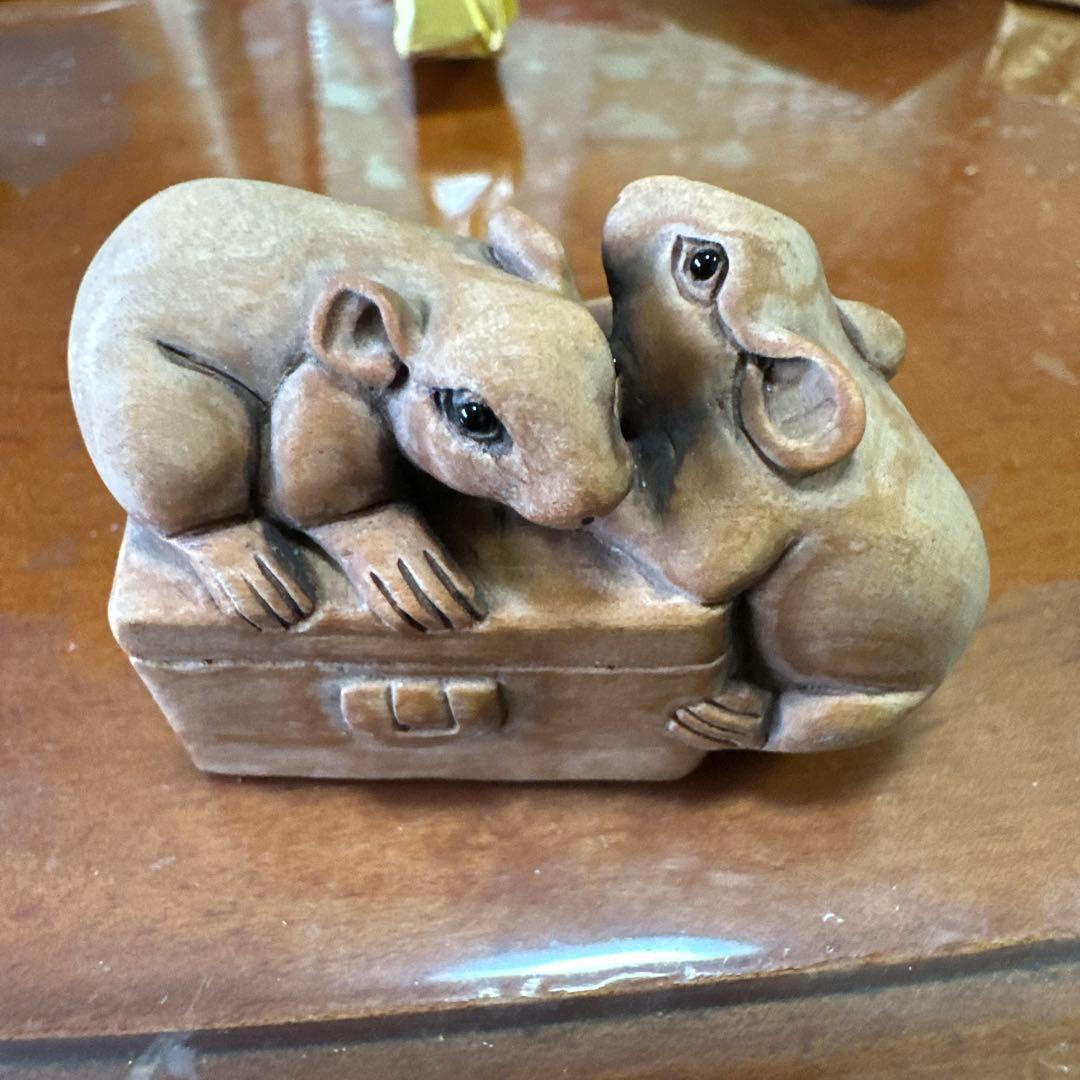 根付/初代伊勢正直の実子、伊勢正勝の木彫のネズミの彫刻 2匹が宝箱に寄り添う