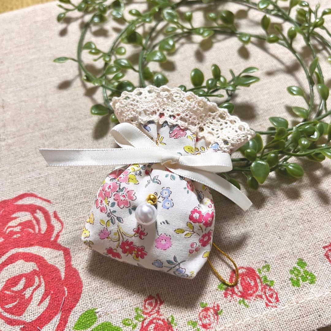 No.2302-32 ミニストラップサシェ（香り袋）春の小花柄＊パール ⑫