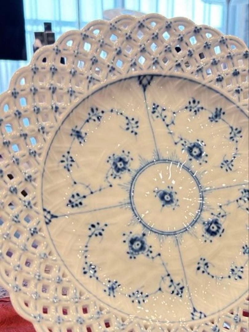 陶器製レース状皿 青い花模様 25cm