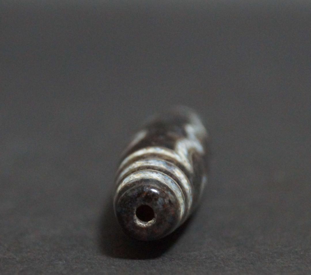 オールドチベットメノウ瑪瑙銀線象嵌『五眼天珠』根付緒締玉アゲート提げ物ビーズ