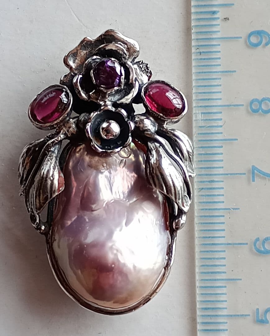 淡水バロックパールのペンダント。