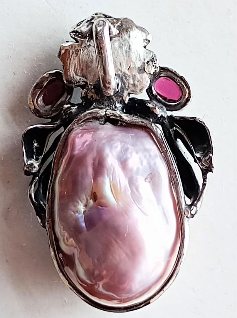 淡水バロックパールのペンダント。