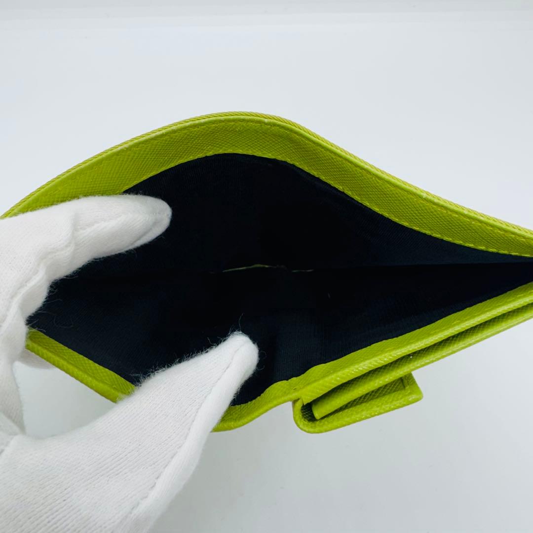 ✨PRADA✨プラダ✨三角プレート✨ロゴ✨ライトグリーン✨二つ折り財布✨