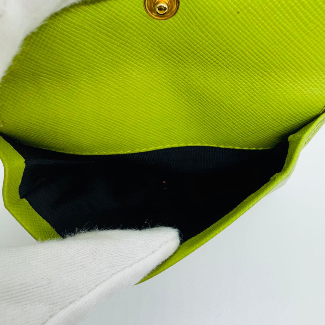 ✨PRADA✨プラダ✨三角プレート✨ロゴ✨ライトグリーン✨二つ折り財布✨