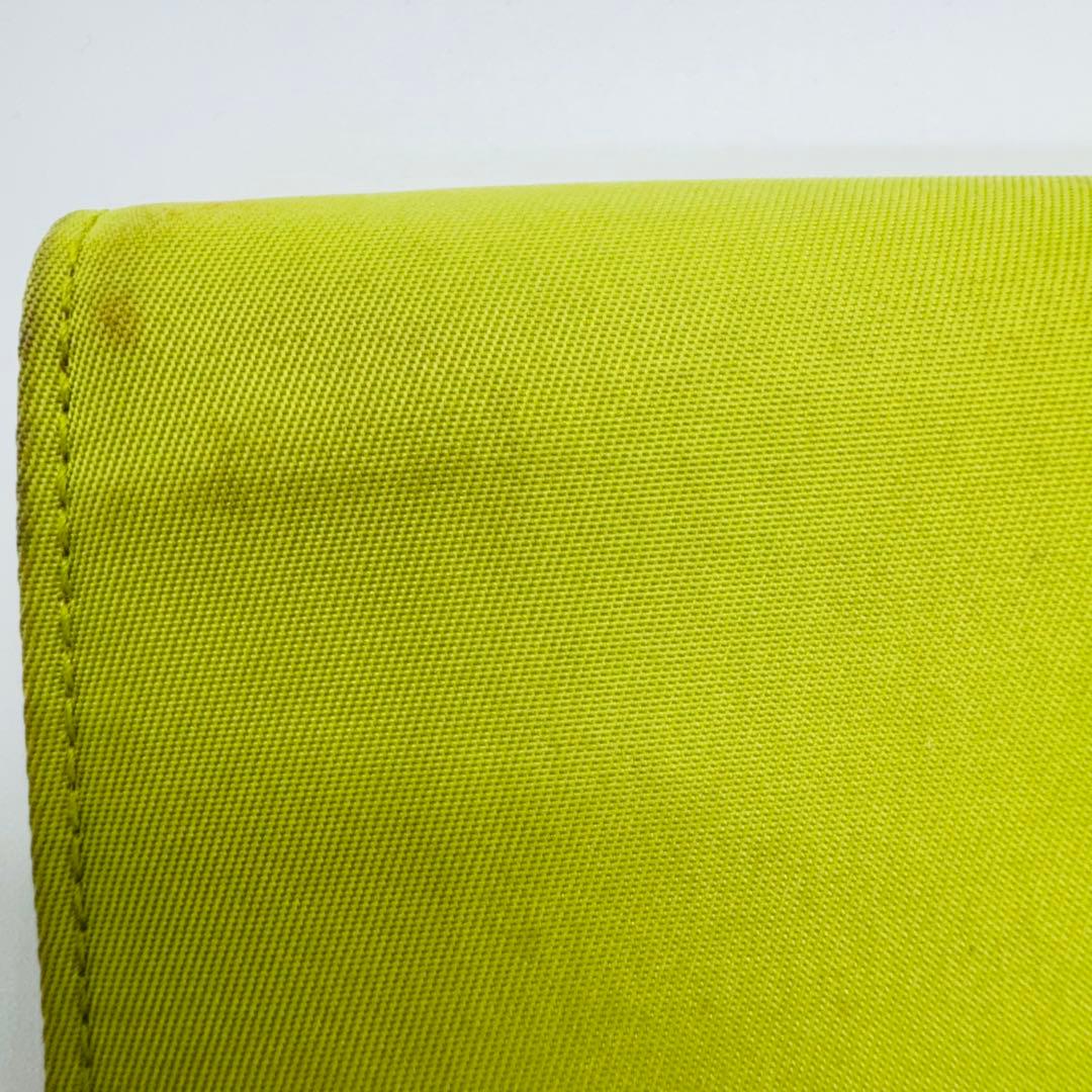 ✨PRADA✨プラダ✨三角プレート✨ロゴ✨ライトグリーン✨二つ折り財布✨