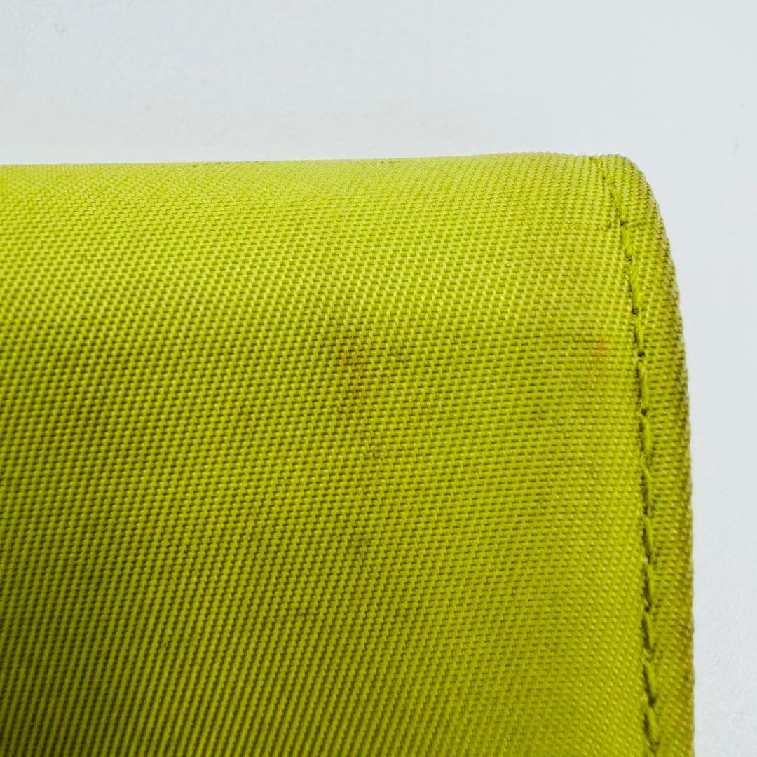 ✨PRADA✨プラダ✨三角プレート✨ロゴ✨ライトグリーン✨二つ折り財布✨