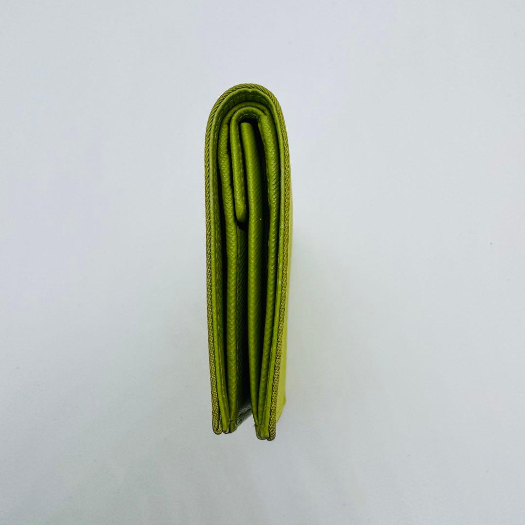 ✨PRADA✨プラダ✨三角プレート✨ロゴ✨ライトグリーン✨二つ折り財布✨