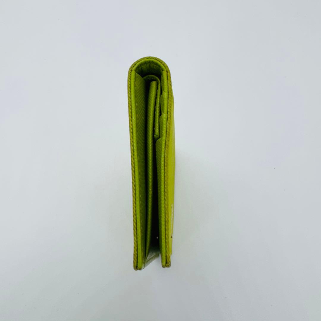 ✨PRADA✨プラダ✨三角プレート✨ロゴ✨ライトグリーン✨二つ折り財布✨