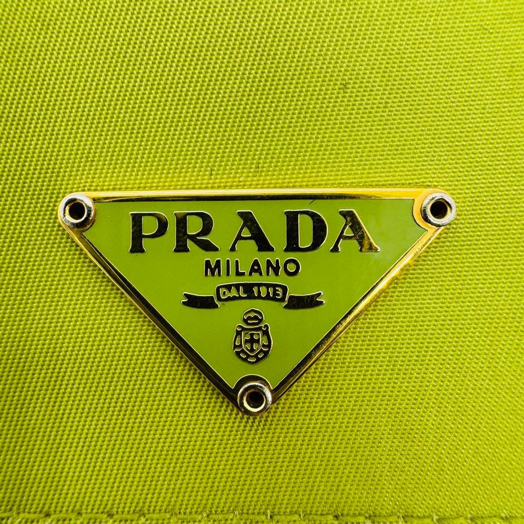✨PRADA✨プラダ✨三角プレート✨ロゴ✨ライトグリーン✨二つ折り財布✨