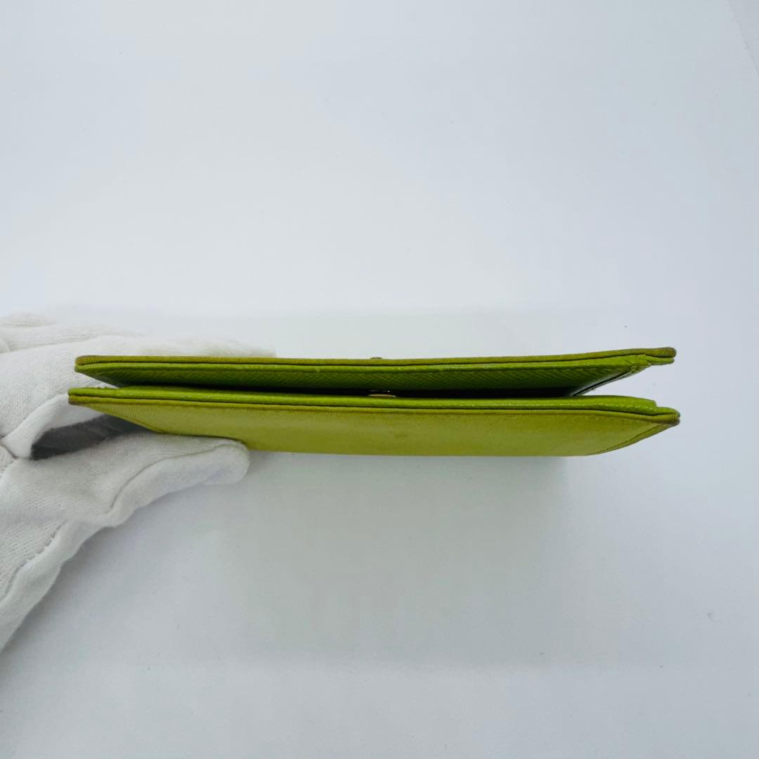 ✨PRADA✨プラダ✨三角プレート✨ロゴ✨ライトグリーン✨二つ折り財布✨