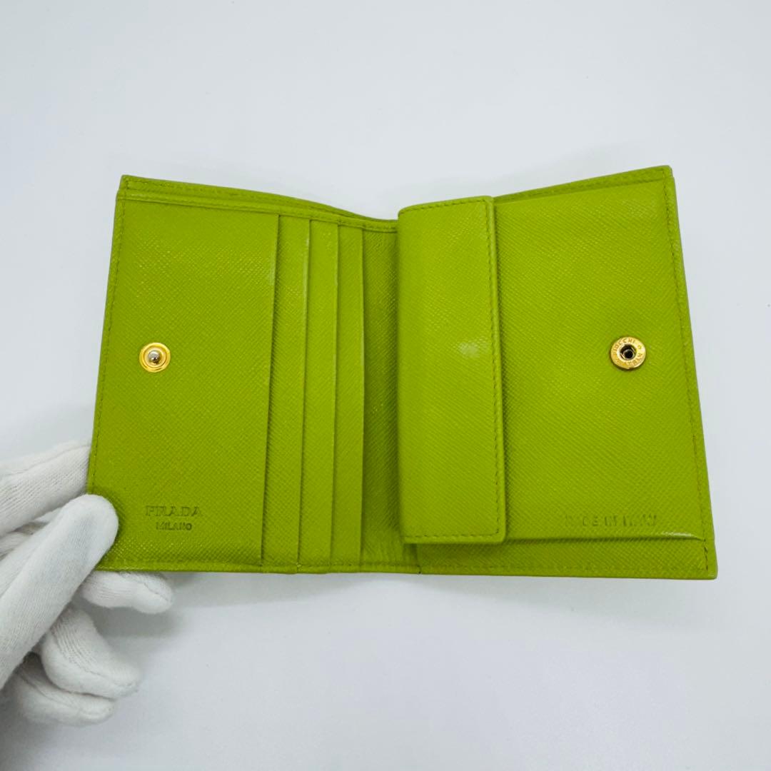 ✨PRADA✨プラダ✨三角プレート✨ロゴ✨ライトグリーン✨二つ折り財布✨