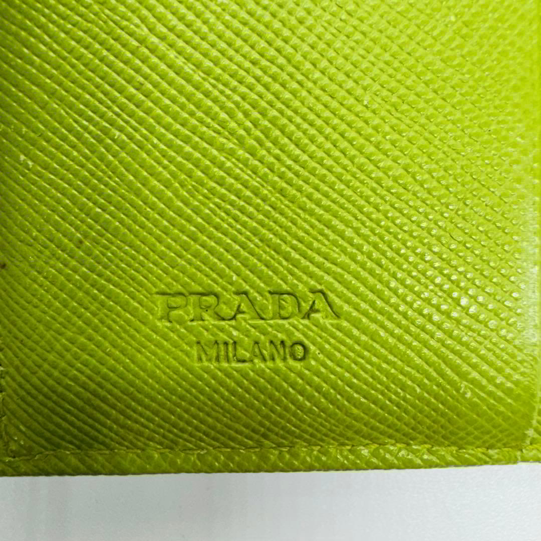 ✨PRADA✨プラダ✨三角プレート✨ロゴ✨ライトグリーン✨二つ折り財布✨