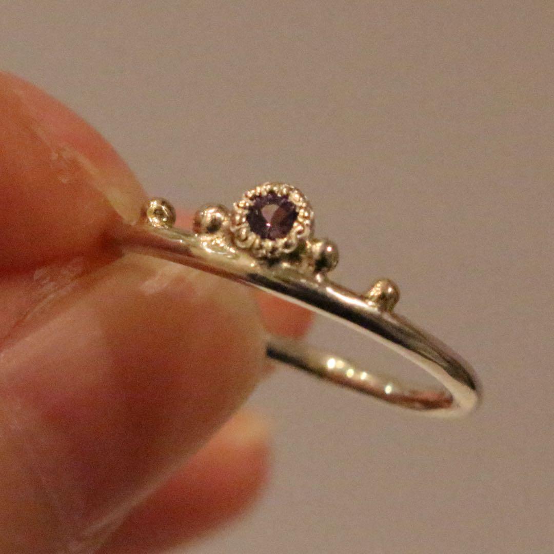 小さな王冠のような青緑色カラーチェンジガーネットミル打ち粒々