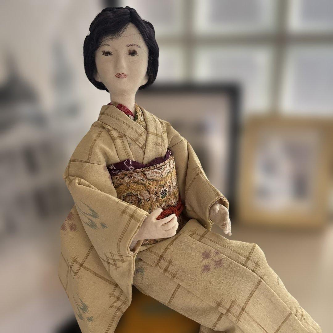 薄い黄色の着物の人形