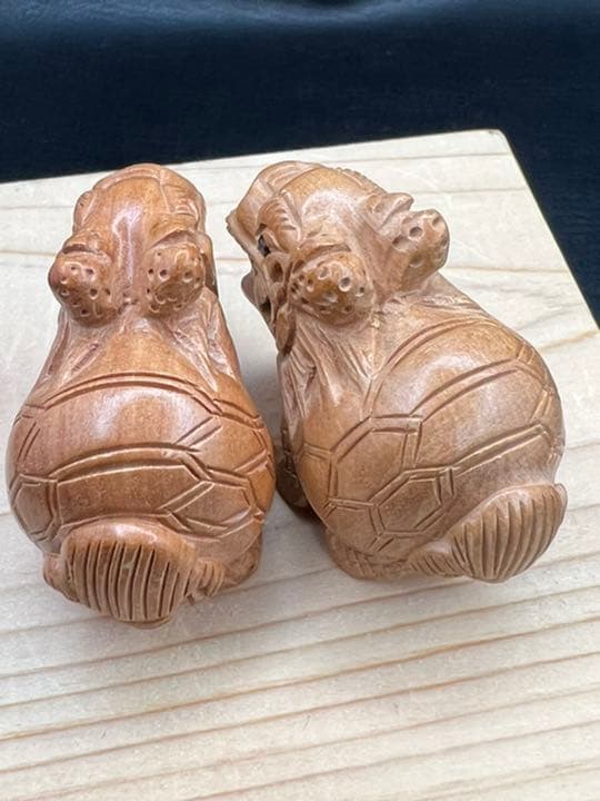 061501    桃の木素材龍亀手彫り2個セット　約24*42ミリ
