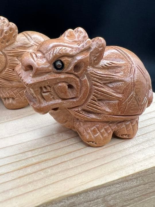 061501    桃の木素材龍亀手彫り2個セット　約24*42ミリ
