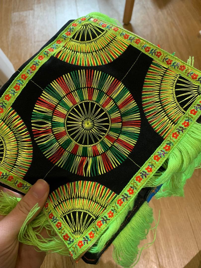 *ベトナムの少数民族ヌン族（Nùng）**の 伝統的な手刺繍の布バッグです。