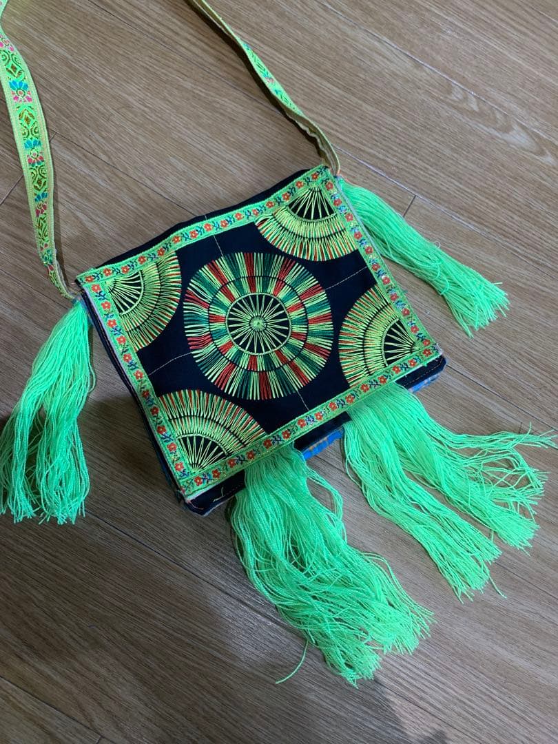 *ベトナムの少数民族ヌン族（Nùng）**の 伝統的な手刺繍の布バッグです。