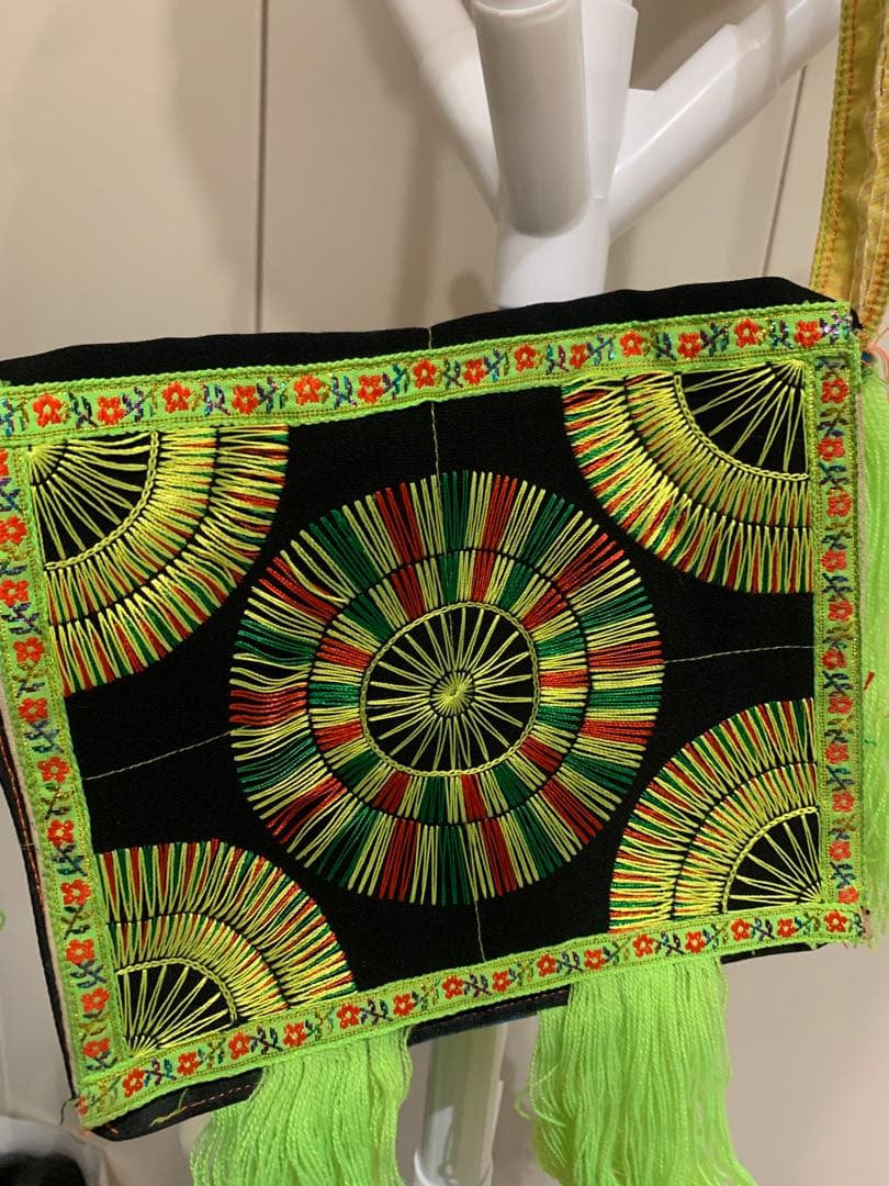 *ベトナムの少数民族ヌン族（Nùng）**の 伝統的な手刺繍の布バッグです。