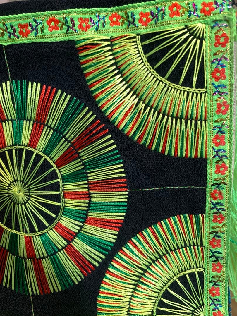 *ベトナムの少数民族ヌン族（Nùng）**の 伝統的な手刺繍の布バッグです。