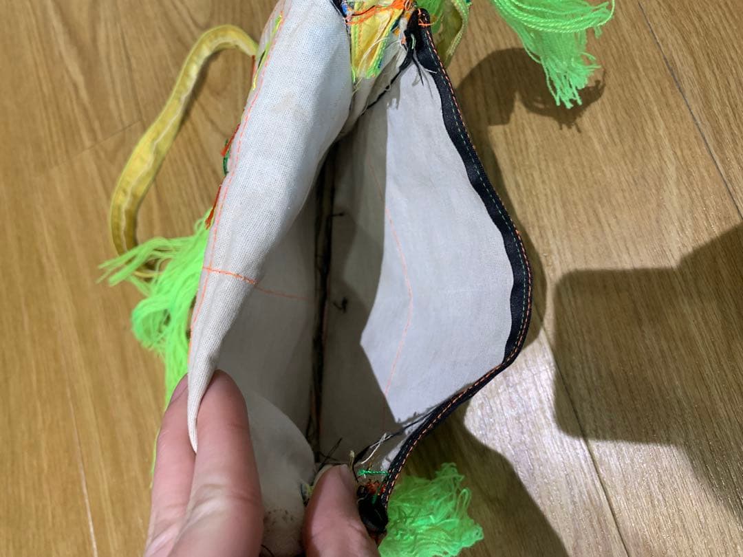 *ベトナムの少数民族ヌン族（Nùng）**の 伝統的な手刺繍の布バッグです。