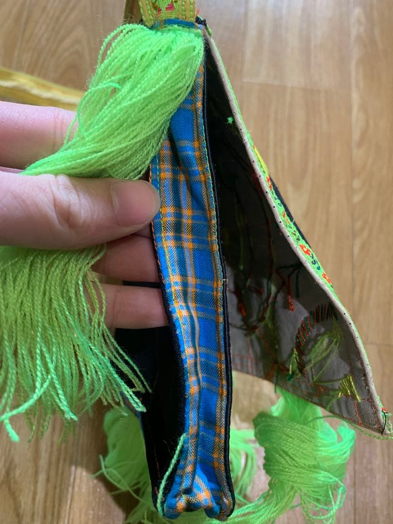 *ベトナムの少数民族ヌン族（Nùng）**の 伝統的な手刺繍の布バッグです。