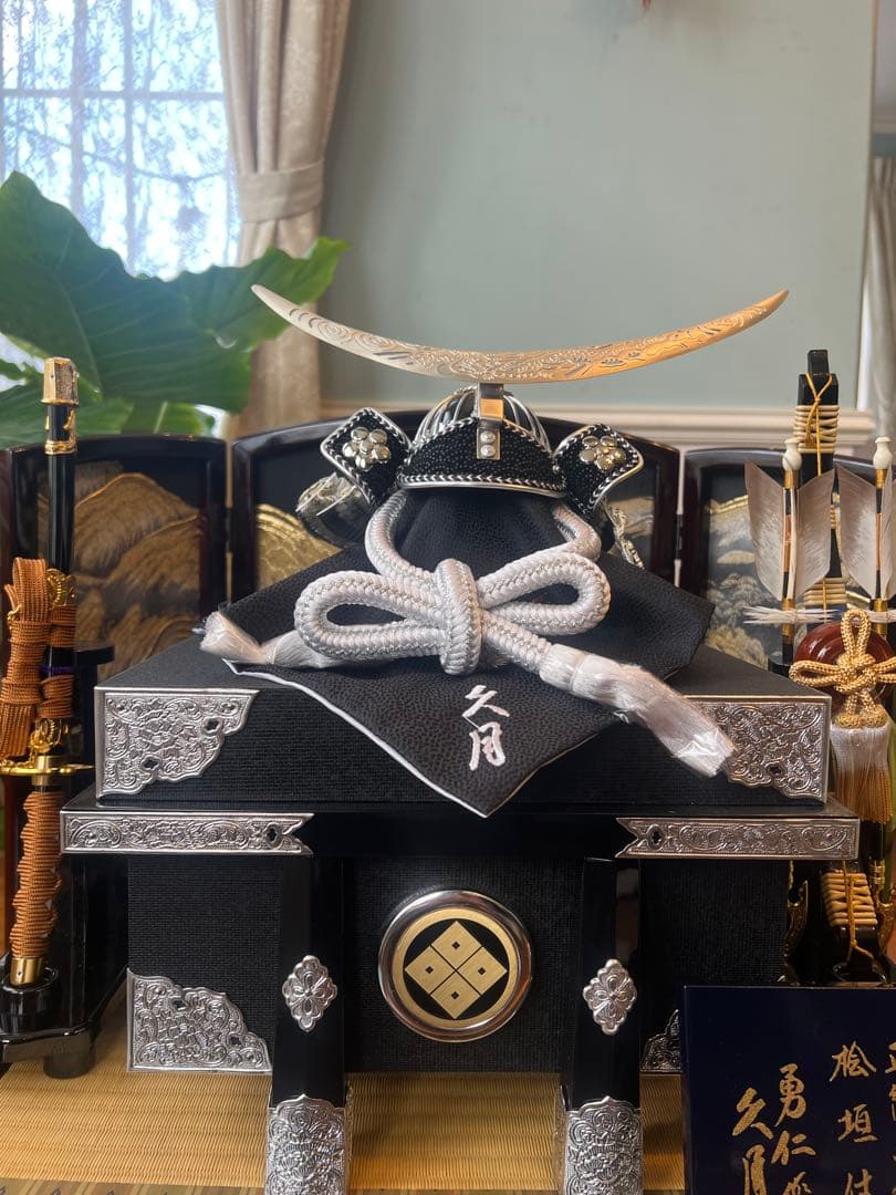 五月人形 武士の兜と刀矢付き 久月 三日月形前立の兜 銀