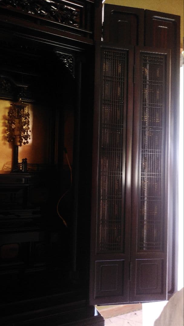 黒檀のお仏壇と仏具各種、漆塗り絹張り手描き絵お盆提灯(みのじ製岐阜提灯)一対