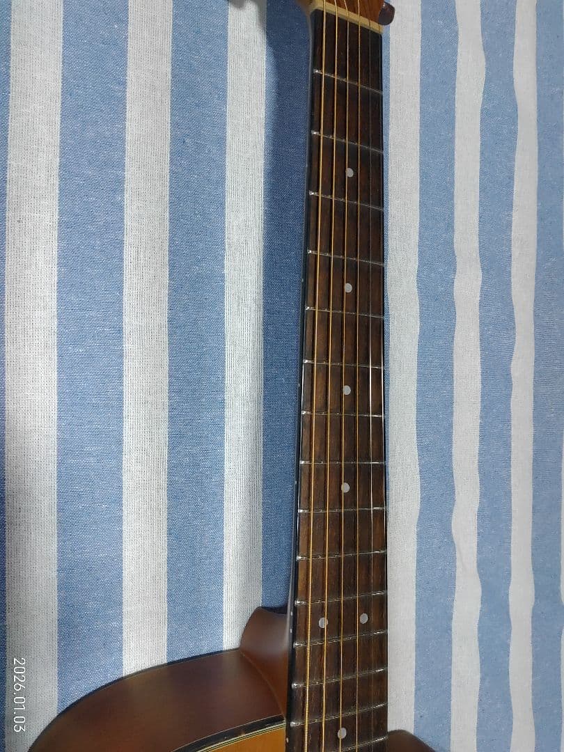 Morrisのカッタウェイ・アコースティックギターS-30ハードケース付き