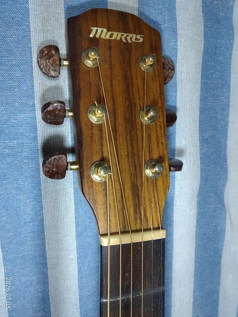 Morrisのカッタウェイ・アコースティックギターS-30ハードケース付き
