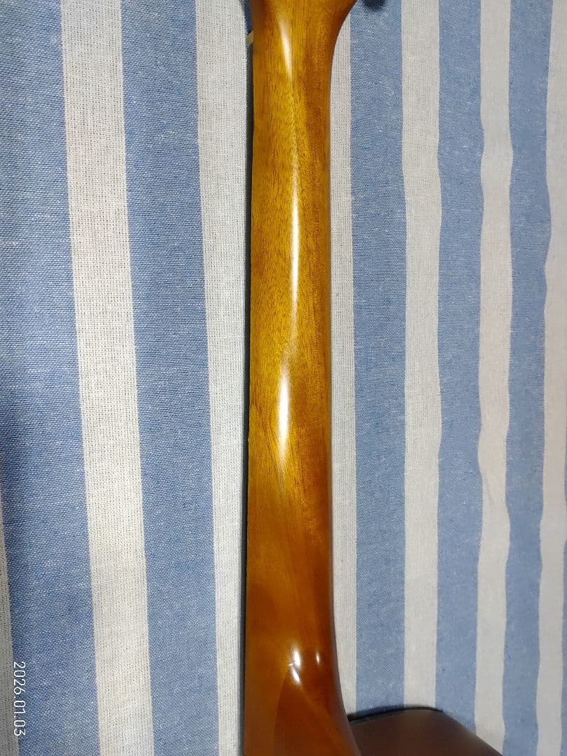 Morrisのカッタウェイ・アコースティックギターS-30ハードケース付き