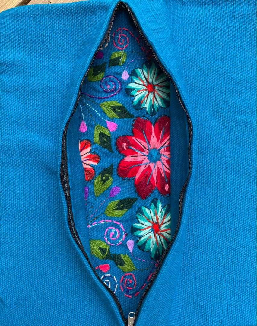 ペルーの手作り刺繍　アルパカブレンド　クッションカバー　伝統的な刺繍　45x45