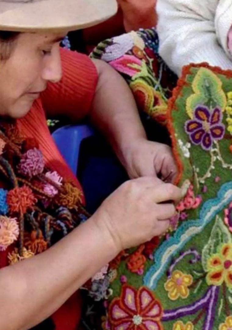 ペルーの手作り刺繍　アルパカブレンド　クッションカバー　伝統的な刺繍　45x45