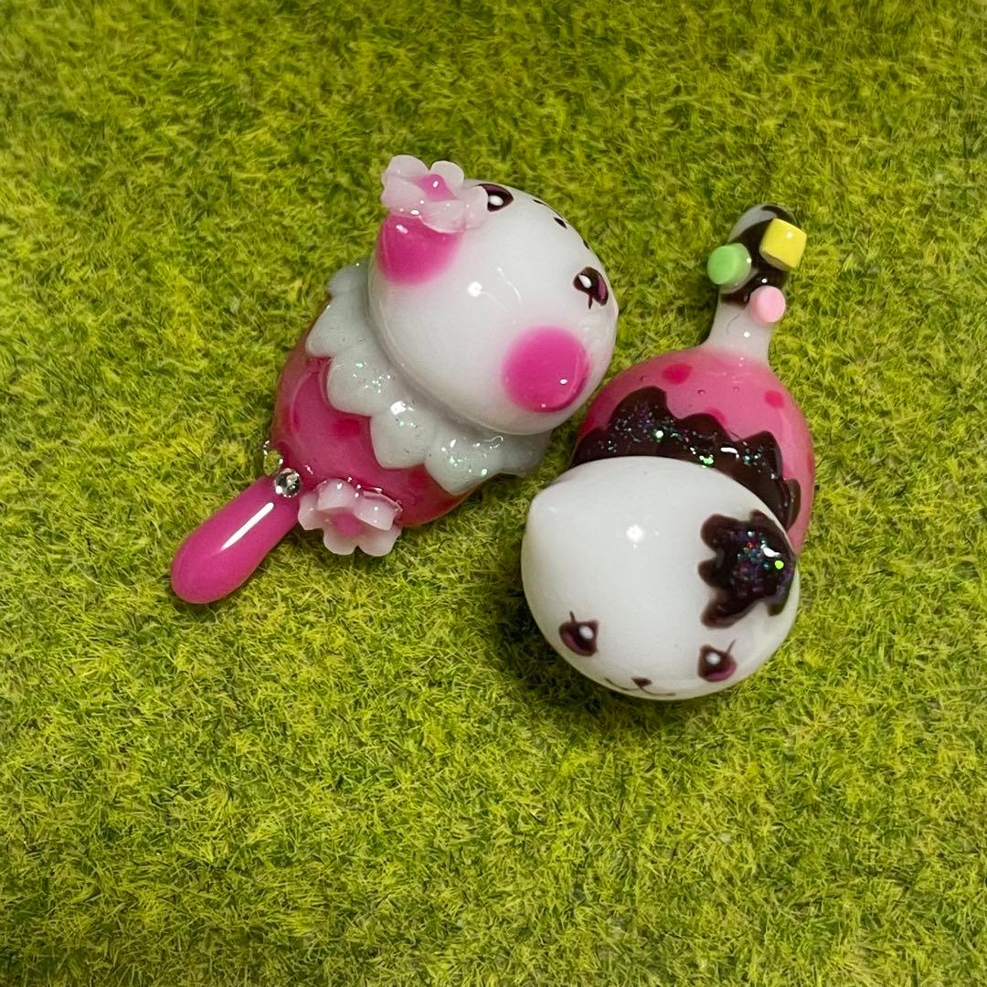 ぐで猫蓄光じゃれ猫蓄光ハンドメイドレジン猫チャームミニチュア苺