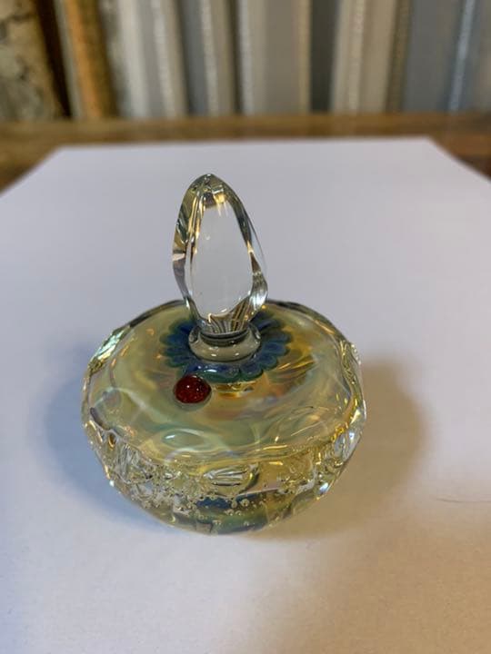 香水瓶です。本当に美しくていつまでも見惚れてしまいます。